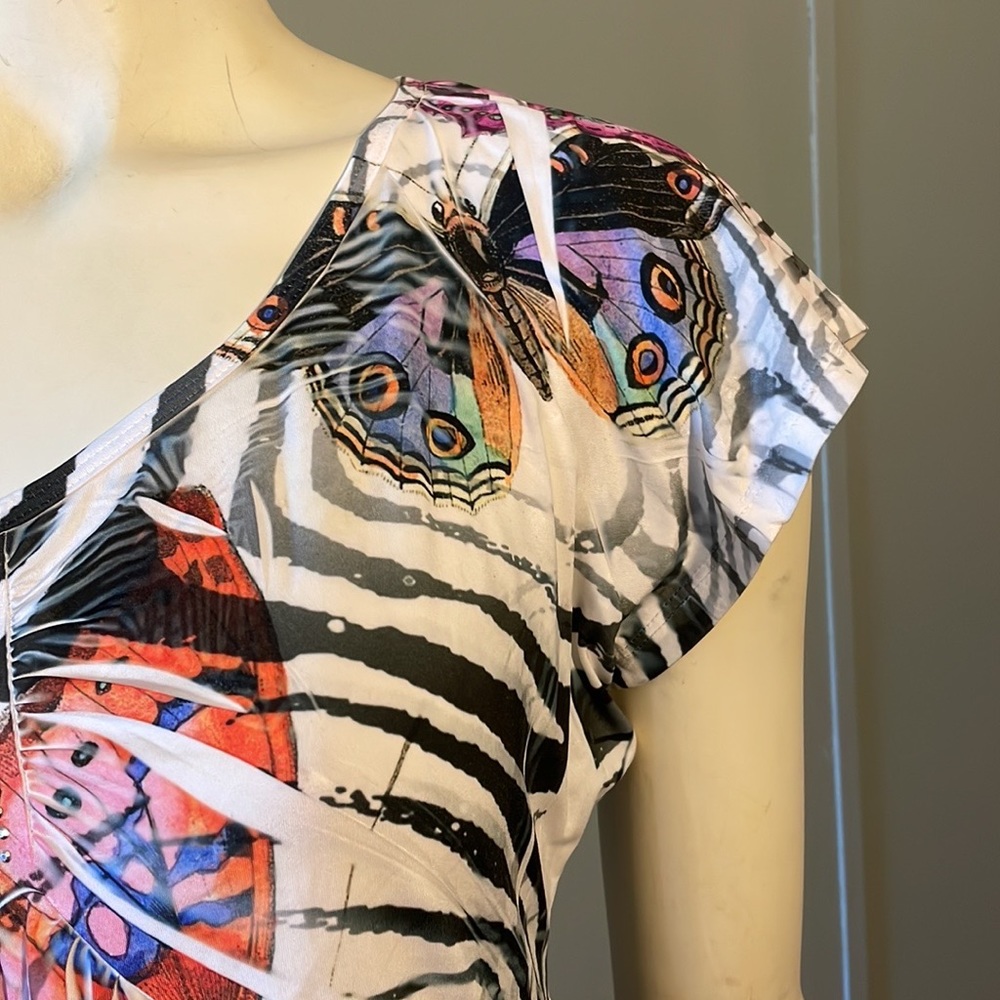 b. Friends ,butterflies pattern, top. - Picture 5 of 12